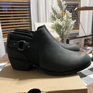 Clark’s Black Charlten Grace boots
Size: 7.5
Condition: Like new